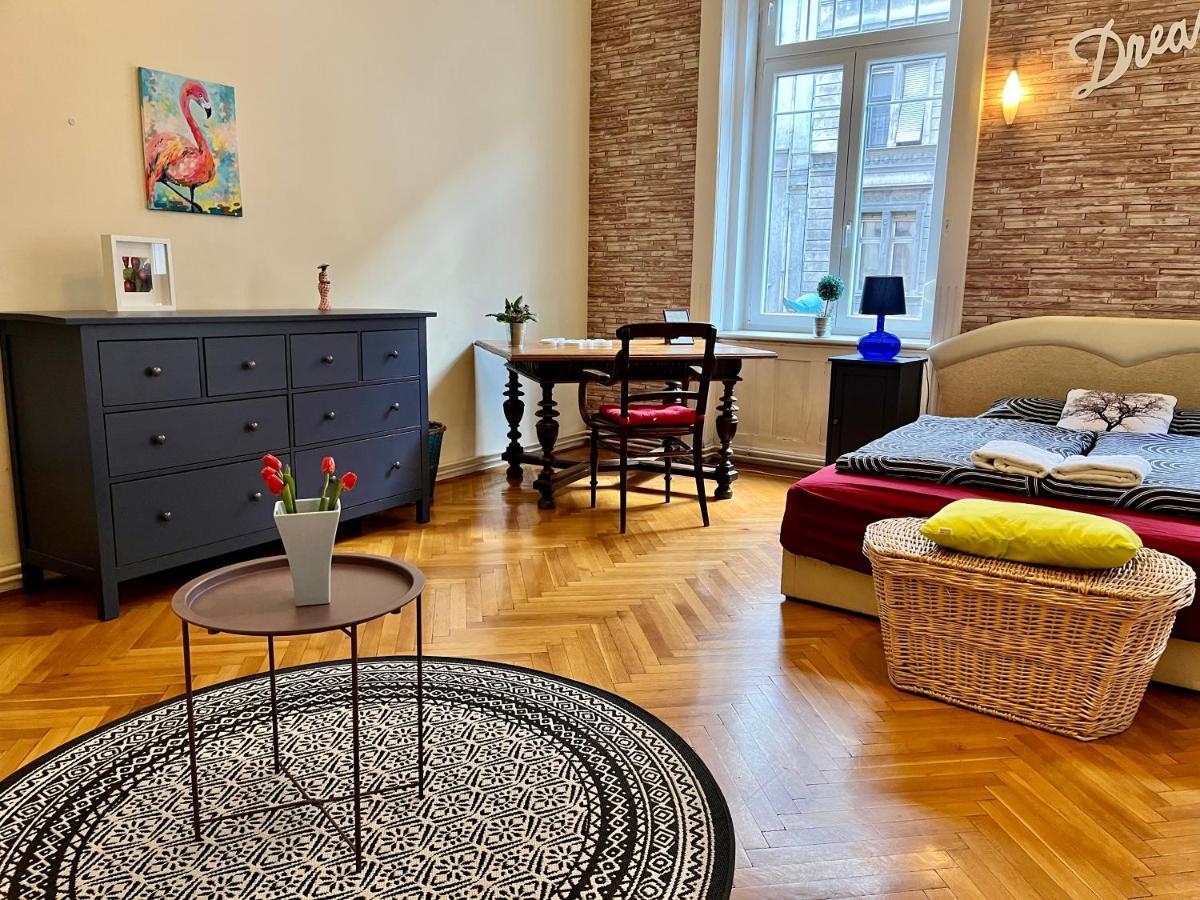Zen Hostel By Central Market Budapest Luaran gambar